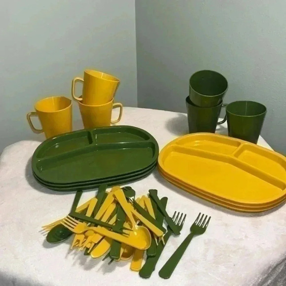 Vintage set of camping plates, cups & utensils by Basket Ville - Picture 1 of 8